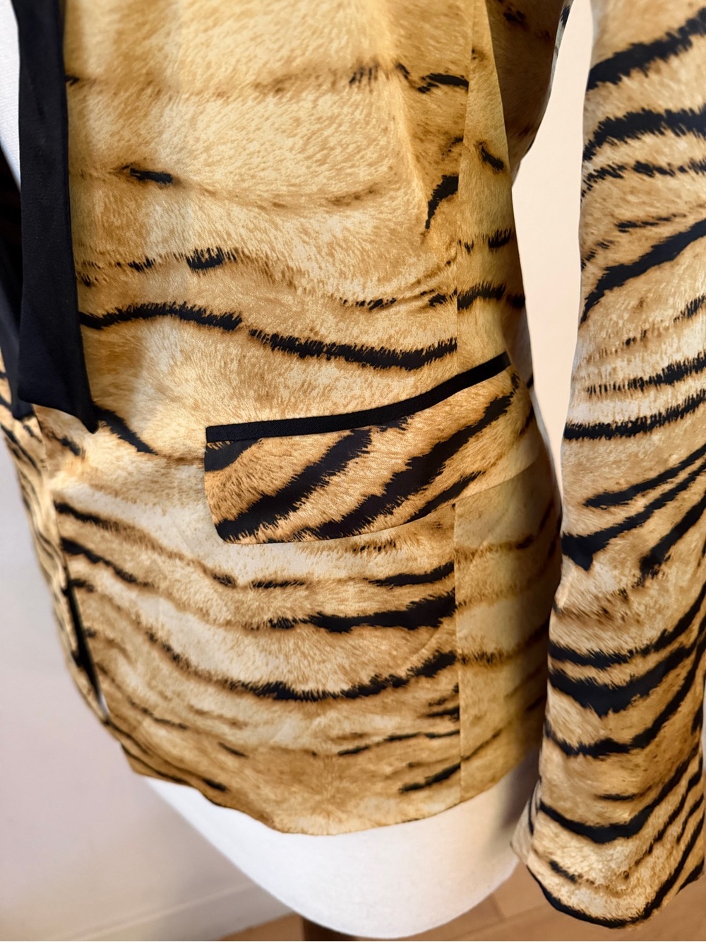 Zara Tiger Animal Print Tuxedo Blazer. Lightweight fun, summer, formal. Size XS - Picture 6 of 9